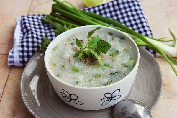 Trong 1 tuần đầu tiên bạn nên ăn cháo, súp để giảm bớt lực nhai của răng giúp giảm ê buốt nhé Trong 1 tuần đầu tiên bạn nên ăn cháo, súp để giảm bớt lực nhai của răng giúp giảm ê buốt nhé