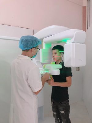 Bác sĩ đang chụp X quang răng cho bệnh nhân