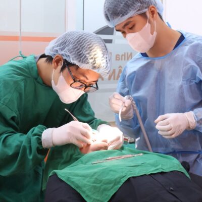 bác sĩ cấy ghép implant