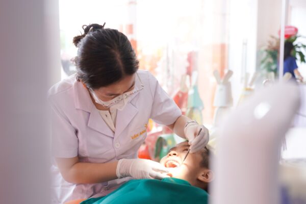bác sĩ khai trương nha khoa vân anh hải dương